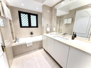 Luxury Burj Khalifa Views Souk Al Bahar 2BR - 3