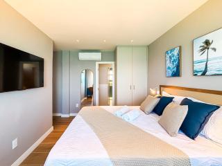 3-Bedroom Oceanfront Apartment on the Coast with Incredible View - 1