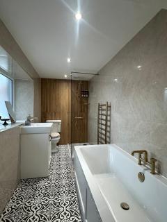 Modern Serviced Apartment in the Heart of Yeadon - 3