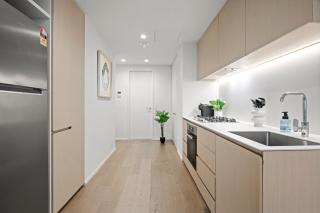 Stunning CBD Views 2BR Retreat, Pool and Free Parking - 1