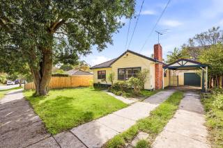 Spacious Ringwood Family Home Near Parks & Shops - 0