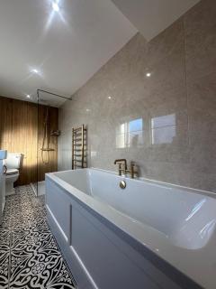 Modern Serviced Apartment in the Heart of Yeadon - 2