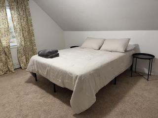 Comfortable 4 Bed Home close to Gillette - 6