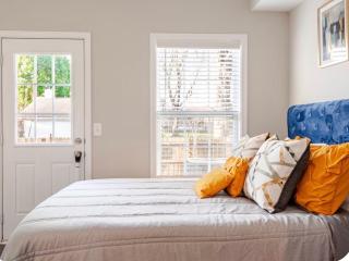 Spacious 3BR Home with 2 Kings, 1 Queen & Free Parking - 7