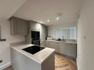 Modern Serviced Apartment in the Heart of Yeadon - 4