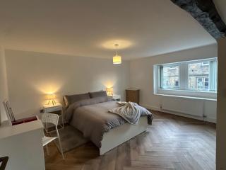 Modern Serviced Apartment in the Heart of Yeadon - 8