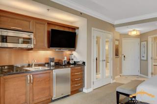 Deluxe Spa 24th floor Signature Studio with Mountain View - 3
