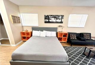 Central Private King Suit Washer Dryer 2 Miles to Hospital - 7