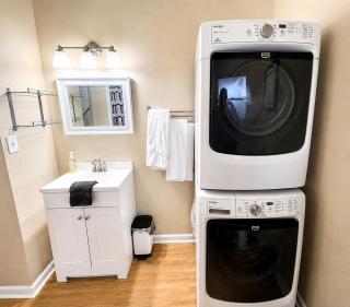 Central Private King Suit Washer Dryer 2 Miles to Hospital - 3