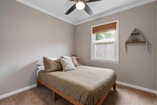 Cozy Ranch King Bed & Pet Friendly - Fenced Yard - 1
