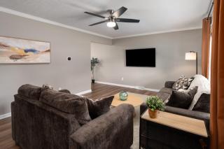 Cozy Ranch King Bed & Pet Friendly - Fenced Yard - 1