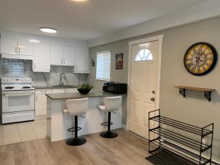 Funished 2 bdrm suite, All inclusive Turnkey Executive Relocation Park view - 3