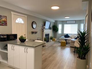 Funished 2 bdrm suite, All inclusive Turnkey Executive Relocation Park view - 6