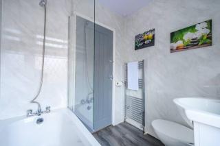 16PT1 - Spectacular Stay in Armley - 2