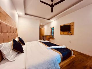 Manali Castle's - Majestic Mount View Lodge - 3