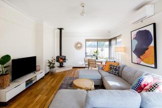 Cosy Woodfire & Spa Villa - 0