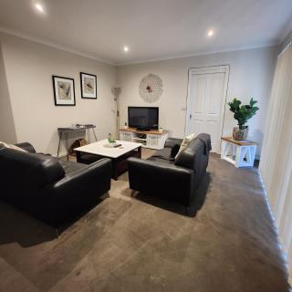 Lbarza Prime CBD 2BR Townhouse near lake and restaurants - 1