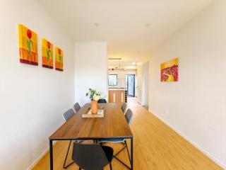 Minutes to Zoo & City Stylish 3BR Waterview Stay - 5