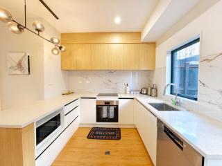Minutes to Zoo & City Stylish 3BR Waterview Stay - 4