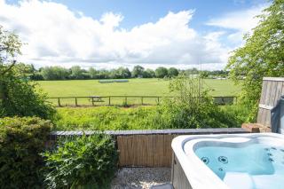 Riverside Cottage & Shepherd’s Hut with Hot Tub - 3