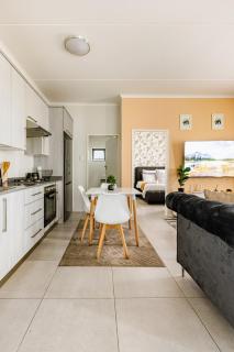 Stylish 1BR Midrand Pool, WiFi & Secure Parking - Midrand - 0