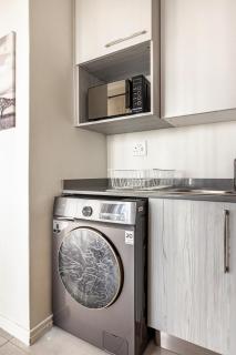 Stylish 1BR Midrand Pool, WiFi & Secure Parking - Midrand - 4