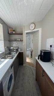Station Side home Free Parking - 2