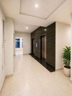 High-Rise Studio Near Beach & City Center - 3