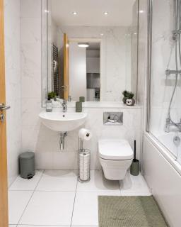 Modern Luxury Apartment With City Centre Views - 3