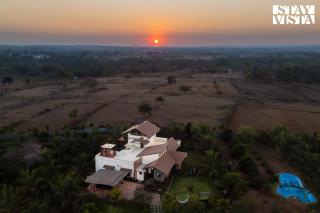 StayVista at Vafa Acres with BBQ & Jacuzzi - 7