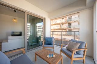 Bright 2BR Apartment with Terrace for 5 - 1