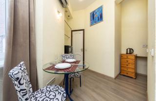 City Escape Cozy Retreat by Independence Square - 1