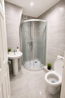 Spacious 4-Bed Home in St Helens Free Parking - 2