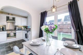 8 of Spades Modern 4 Bed 2 Bath Warrington - 7