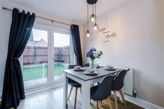 8 of Spades Modern 4 Bed 2 Bath Warrington - 4