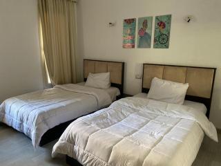 Elegant Apartment in The Village Palm Hills - 5
