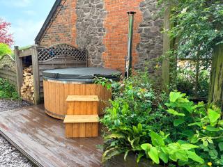 Romantic Croft with Private Hot Tub - 0