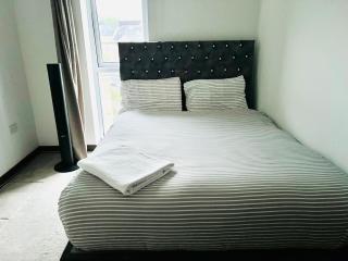 Luxury 2 Beds 2 Baths Apartments in Dartford Center FREE PARKING - 3