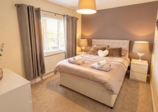 3 Bed House - Sleeps 6 - Parking - Pets - Garden - 4