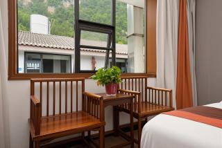 Lissen Hotel 5 min to Forest Park East Gate & Tour Tickets-Romantic Mtn View Room - 1