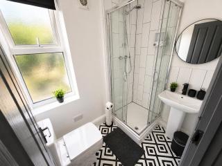 House Sleeps 11 with Enclosed Garden - 4