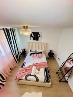 Velvet Retreat Apartment - 4