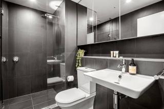 Dockslands 2 Bed Apt Comfortable FamilyFriendly Pool Gym Free Parking - 1