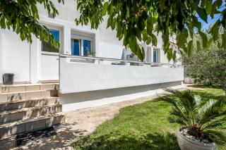 Leona Lux Apartment with Terrace & Free Parking - 6