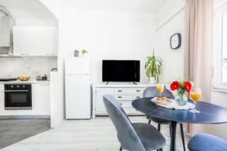 Leona Lux Apartment with Terrace & Free Parking - 2