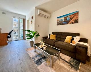 Spacious 3BR Apartment with Balcony in Gzira - 9