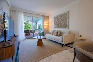 MARBELLA BANUS SUITES - Banús-Nueva Andalucía - Premium Renovated 2BR - 2BA Apartment - Outdoor Terrace w Mountain Views - Brand-New Furniture, Décor & Appliances - Dama de Noche Urb- S Pools - Only 1,5 K m from Puerto Banús - Ideal for Familie - 2