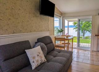 Chalet Studio #3 Waterfront with Spa, Fireplace & Wifi - 4