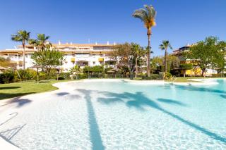 MARBELLA BANUS SUITES - Banús-Nueva Andalucía - Premium Renovated 2BR - 2BA Apartment - Outdoor Terrace w Mountain Views - Brand-New Furniture, Décor & Appliances - Dama de Noche Urb- S Pools - Only 1,5 K m from Puerto Banús - Ideal for Familie - 5