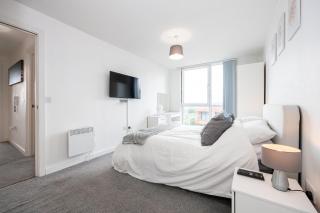 River Irwell View 2BR home with parking & Balcony - 1